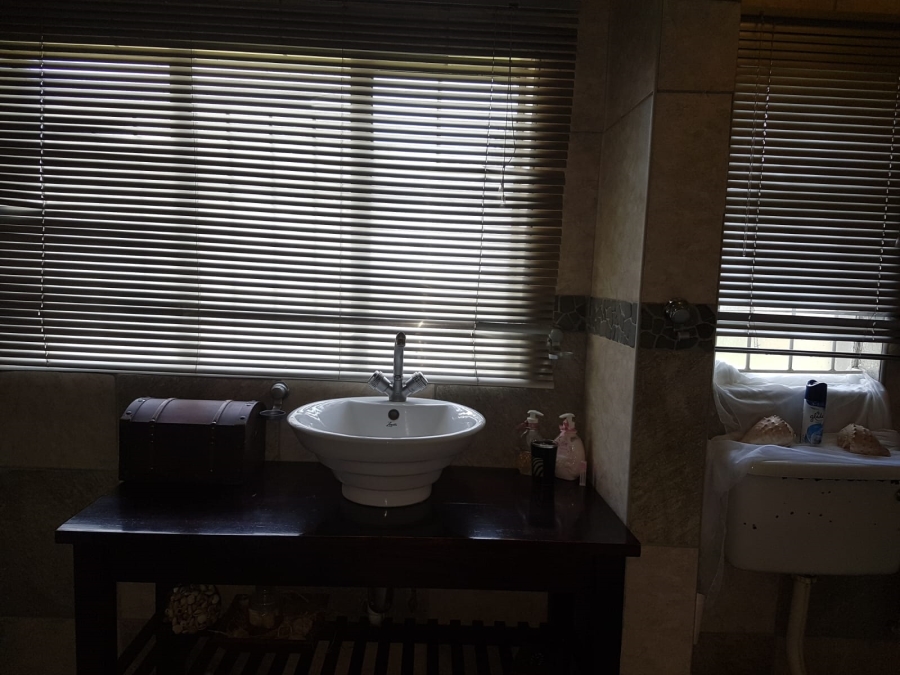 5 Bedroom Property for Sale in Mooinooi North West